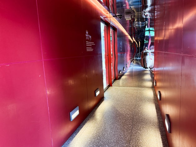 「ロッテリア弘大店」の店内に続く赤い壁の廊下