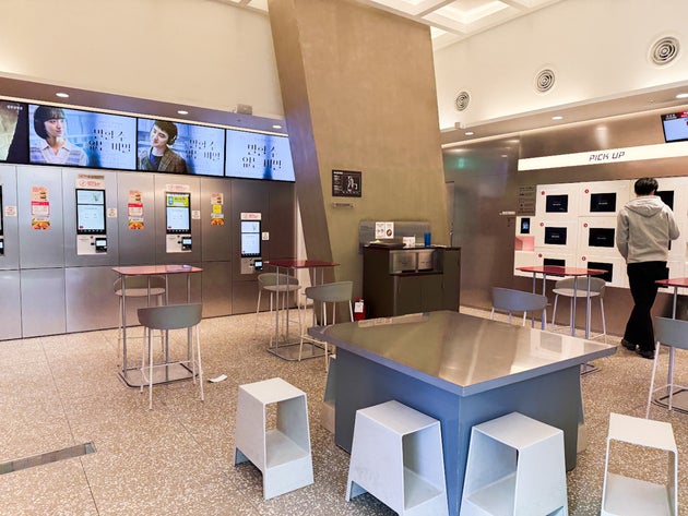 「ロッテリア弘大店」の無機質な店内