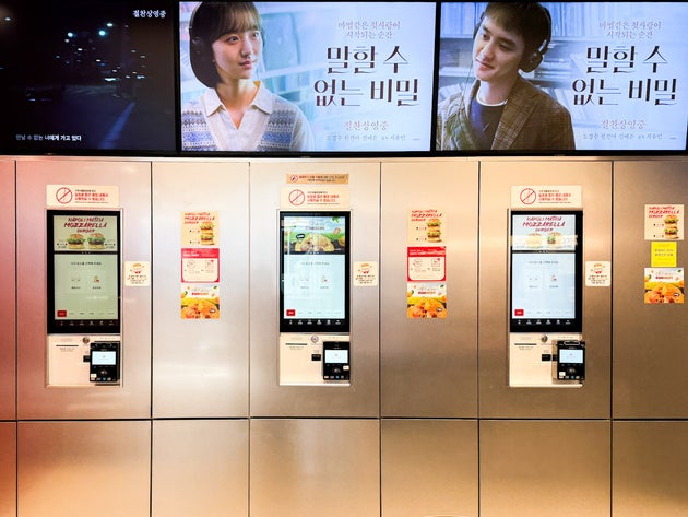 店内の壁に並んだキオスク端末