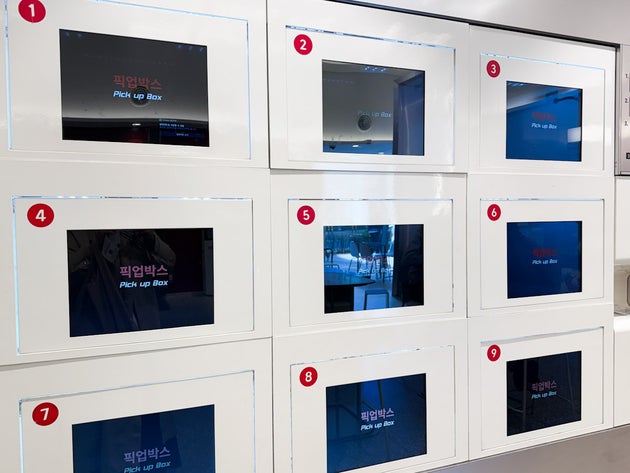 店内に並ぶ無機質なロッカー