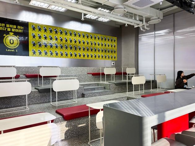 イートインスペースも未来的な空間！