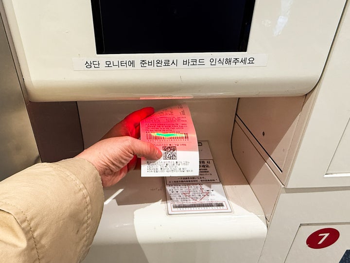 ロッカー横の読み取り機にバーコードをかざします。