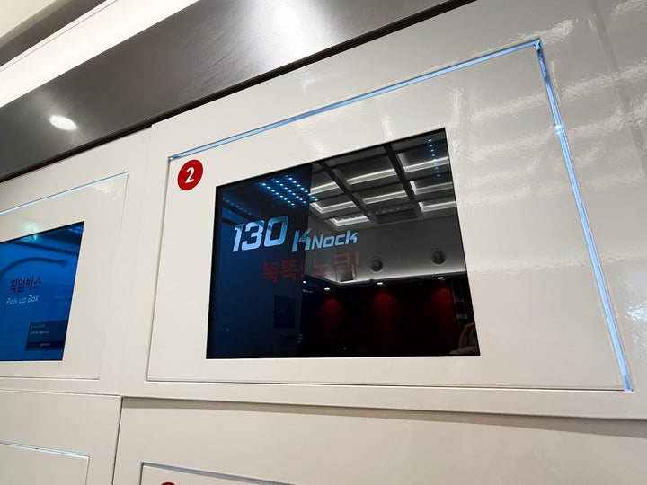 ロッカーに注文番号が表示され光ります