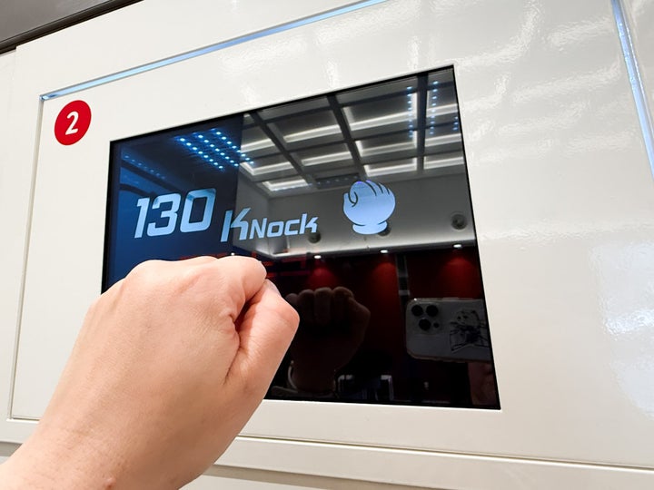 表示されているロッカーの扉をノックします