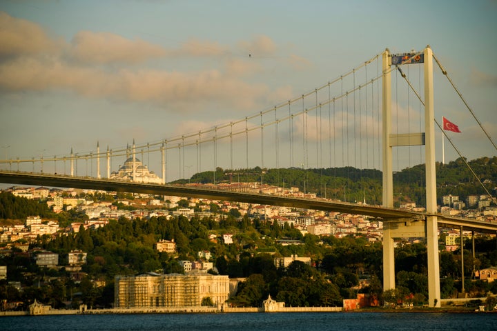 Strong earthquake shakes turkeys istanbul