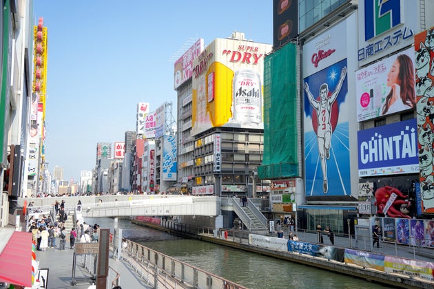 外国人観光客が多く訪れる道頓堀。戎橋下の遊歩道には、市が設置した塀が見える。