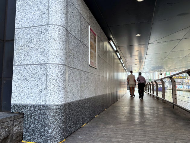 戎橋下の遊歩道に設置された高さ2メートルの塀。以前は塀で囲われたエリアに若者が集まっていた。