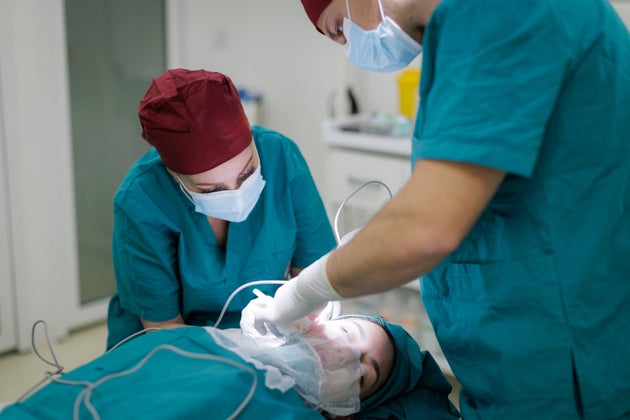 Φωτογραφία αρχείου - Οι χειρουργοί συνεργάζονται για να κλείσουν τα αιμοφόρα αγγεία κατά τη διάρκεια μιας επέμβασης στο αυτί, χρησιμοποιώντας ένα νυστέρι υπερήχων για βέλτιστη ακρίβεια.