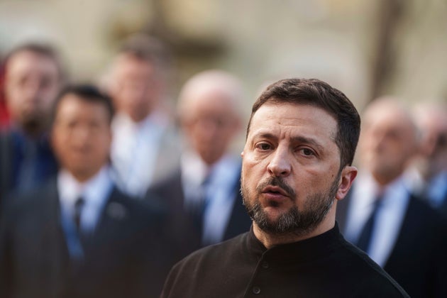 Ο πρόεδρος Volodymyr Zelenskyy απαντά σε ερωτήσεις δημοσιογράφων κοντά σε ένα σπίτι που καταστράφηκε από το ρωσικό χτύπημα της Πέμπτης σε μια κατοικημένη γειτονιά στο Κίεβο της Ουκρανίας, την Παρασκευή 25 Απριλίου 2025. (AP Photo/Evgeniy Maloletka)