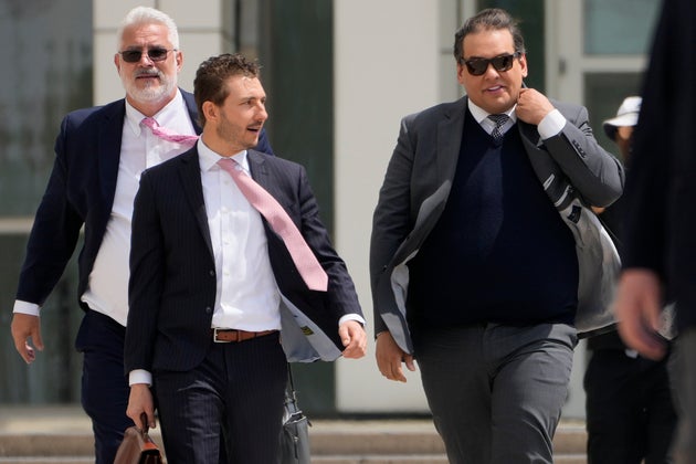 Ο πρώην βουλευτής των ΗΠΑ George Santos, δεξιά, φεύγει από το ομοσπονδιακό δικαστήριο μετά την καταδίκη του σε περισσότερα από επτά χρόνια φυλάκισης για απάτη και κλοπή ταυτότητας, την Παρασκευή 25 Απριλίου 2025, στο Central Islip της Νέας Υόρκης (AP Photo/Julia Demaree Nikhinson).