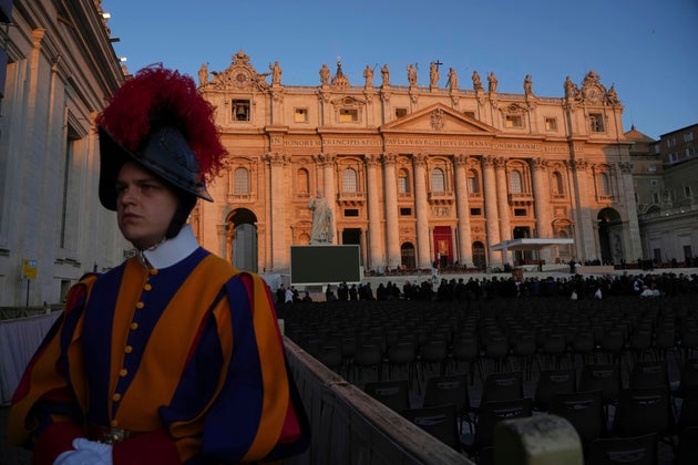 Μέλος της Ελβετικής Φρουράς έξω από τη Βασιλική του Αγίου Πέτρου την αυγή εν όψει της έναρξης της κηδείας(AP Photo/Andrew Medichini)