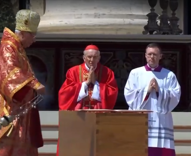 Εκπρόσωποι της Ορθόδοξης Εκκλησίας έψαλλαν το Χριστός Ανέστη στην κηδεία του Πάπα Φραγκίσκου