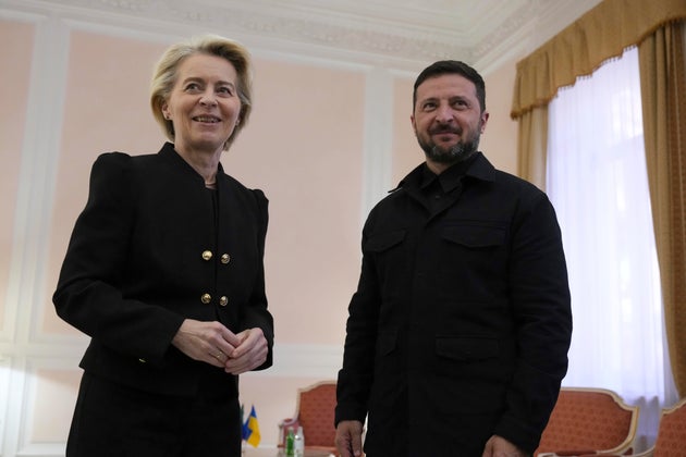 Η πρόεδρος της Ευρωπαϊκής Επιτροπής Ursula von der Leyen, αριστερά, συνομιλεί με τον πρόεδρο της Ουκρανίας Volodymyr Zelenskyy πριν από διμερή συνάντηση στη Ρώμη, Ιταλία, Σάββατο 26 Απριλίου 2025. (AP Photo/Andrew Medichini, Pool)