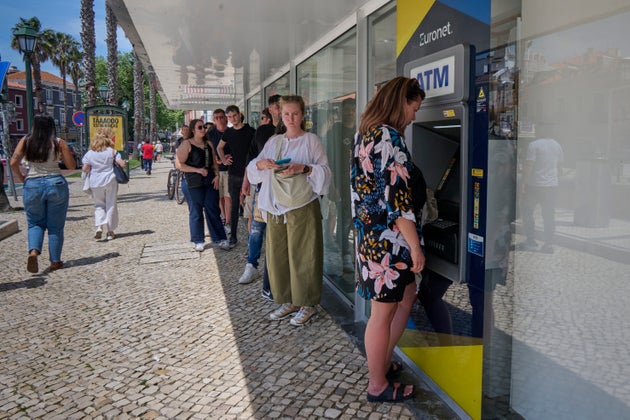 ESTORIL, ΠΟΡΤΟΓΑΛΙΑ - 28 ΑΠΡΙΛΙΟΥ: Οι άνθρωποι σχηματίζουν ουρά για να πάρουν χρήματα από ένα από τα λίγα ΑΤΜ που λειτουργούν στο κέντρο της πόλης Cascais κατά τη διάρκεια της μαζικής διακοπής που επηρεάζει τη χώρα στις 28 Απριλίου 2025 στο Cascais της Πορτογαλίας. Υπήρξε εκτεταμένη διακοπή ρεύματος σήμερα στην Ισπανία και την Πορτογαλία και σε τμήματα της Γαλλίας. (Photo by Horacio Villalobos#Corbis/Getty Images)