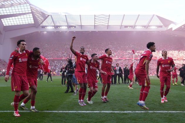 Οι παίκτες της Λίβερπουλ πανηγυρίζουν, ύστερα από τη νίκη τους στον αγώνα της αγγλικής Premier League, μεταξύ της Λίβερπουλ και της Τότεναμ, στο Άνφιλντ.