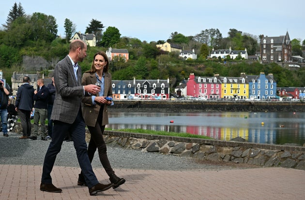 Ο Γουίλιαμ και η Κάθριν μετά την ξενάγησή της στην τοπική αγορά του Τομπερμόρι.