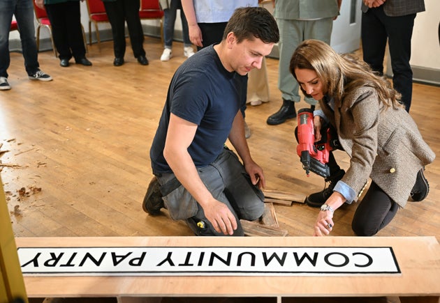 Η πριγκίπισσα Κάθριν δεν δίστασε να χρησιμοποιήσει ένα καρφωτικό πιστόλι βοηθώντας την κατασκευή μιας πινακίδας.