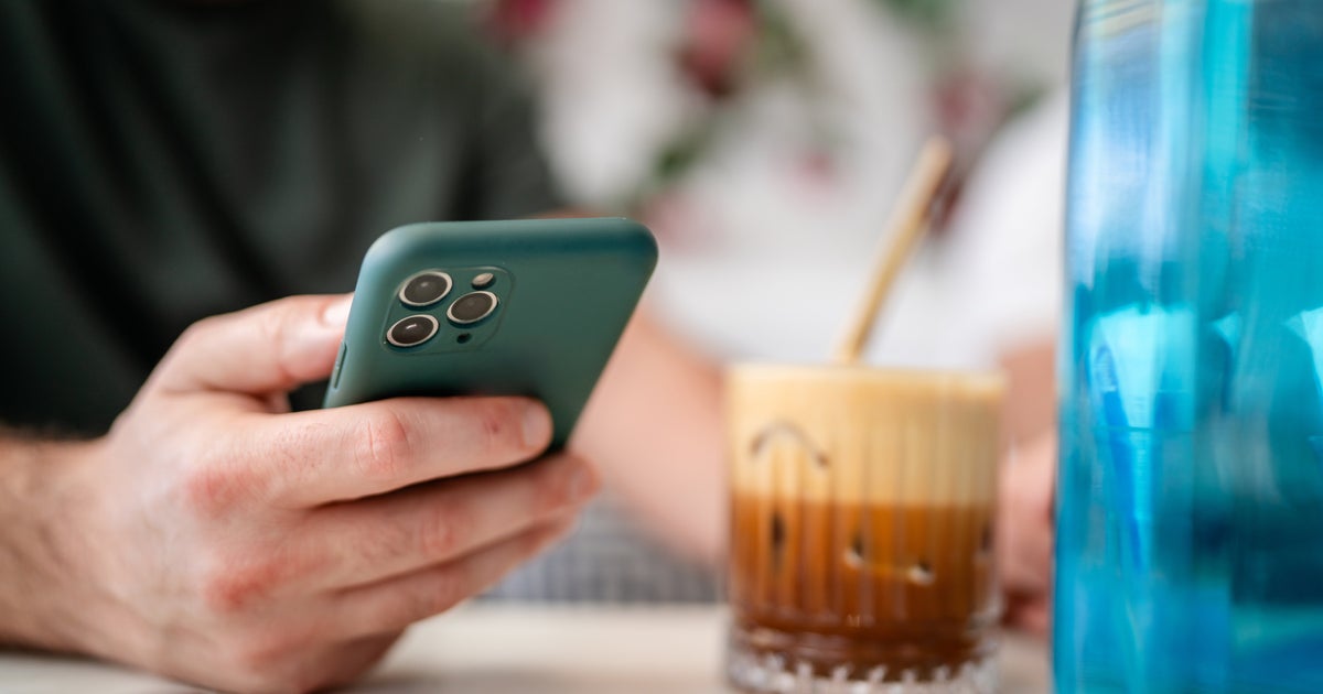 Image for article More And More People Are Switching To Dumbphones