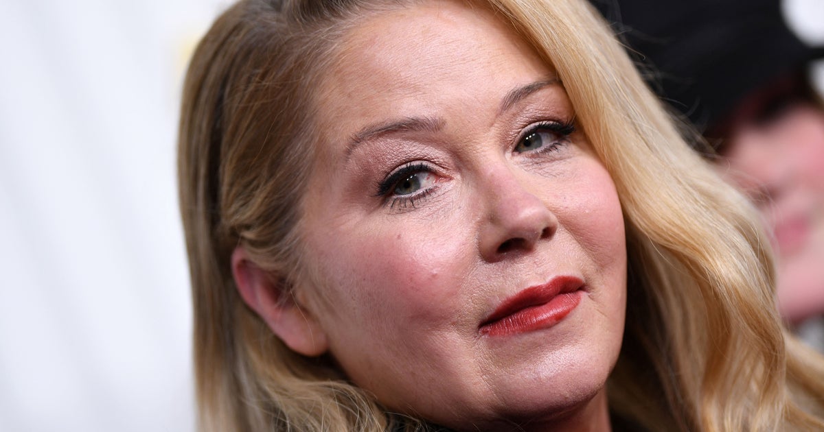 Christina Applegate Breaks Down In Tears As She Announces Her Father's Death