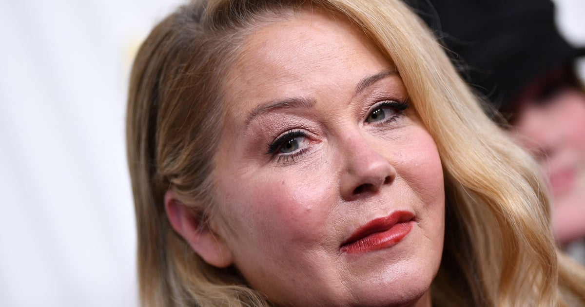 NextImg:Christina Applegate Breaks Down In Tears As She Announces Her Father's Death