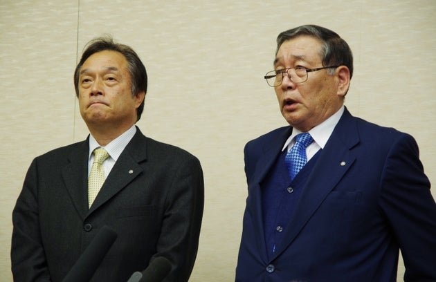 中間貯蔵施設への搬入容認について、記者団の質問に答える福島県大熊町の渡辺利綱町長と同県双葉町の伊沢史朗町長（左）（2015年2月24日、福島市で）