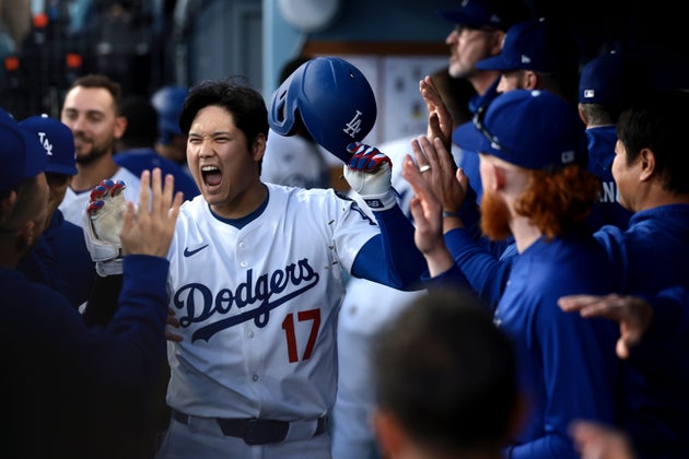 先頭打者ホームランを打ってチームメイトと喜ぶ大谷翔平選手（2025年4月29日）