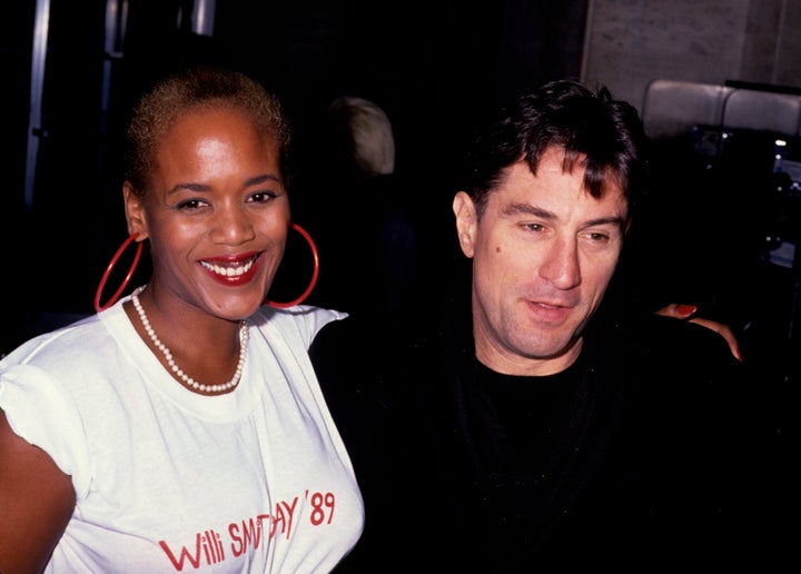 (左から)トゥーキー・スミスさんとロバート・デ・ニーロさん(1989年2月23日)