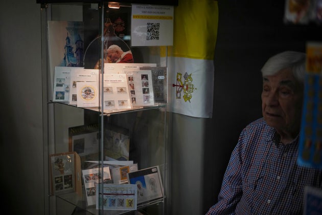 Ο Ερμενετζίλντο Σανταρόσσα στο κατάστημα για συλλέκτες Filitalia στη Ρώμη (29 Απριλίου 2025)