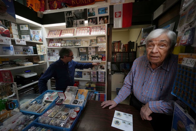Ο Ερμενετζίλντο Σανταρόσσα και ο γιος του στο κατάστημα για συλλέκτες Filitalia στη Ρώμη (29 Απριλίου 2025)