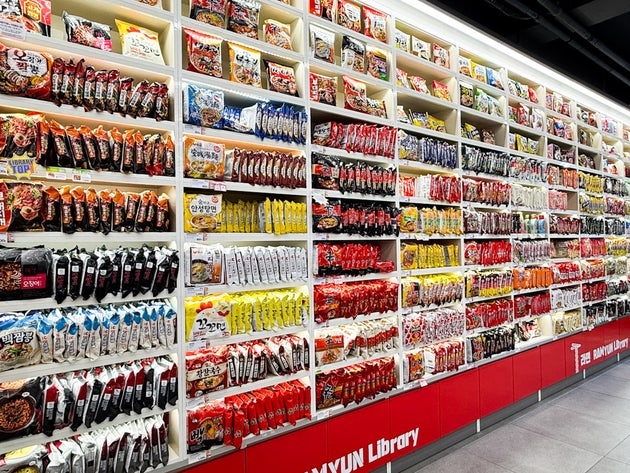 インスタントラーメンが並ぶ、ソウル弘大の「ラーメンライブラリー」