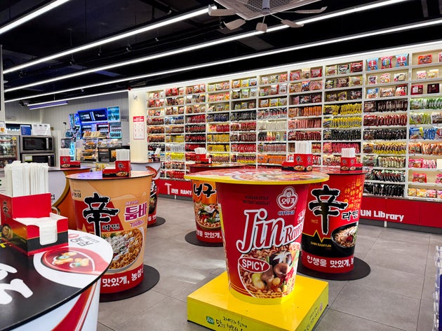 扉を開けると、インスタントラーメンが並んだ棚が！