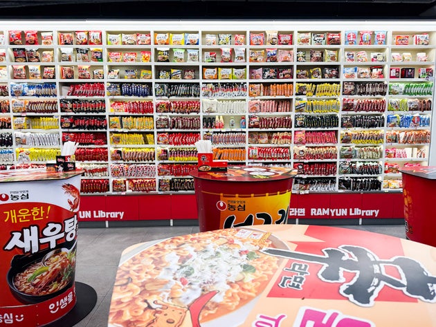 壁面に並ぶインスタントラーメン！