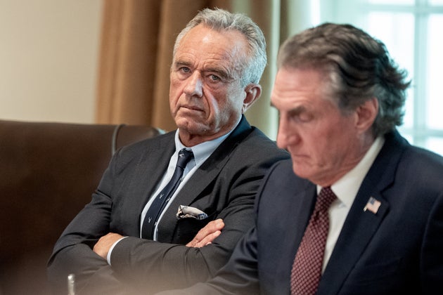 （左）ホワイトハウスで開かれた閣議に出席したロバート・F・ケネディ・ジュニア保健福祉長官（2025年4月30日）