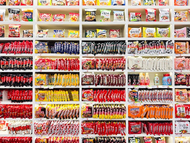 棚に並ぶインスタントラーメンの様子は圧巻