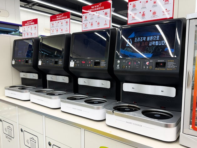 店内に並ぶラーメン自動調理器