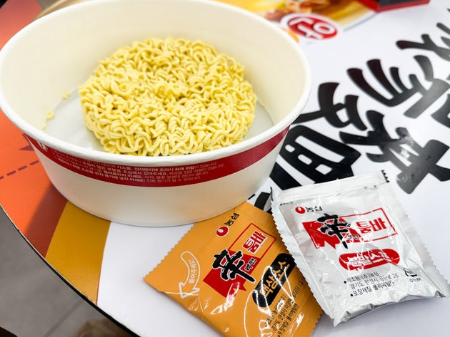 専用カップに麺と具材などを入れる