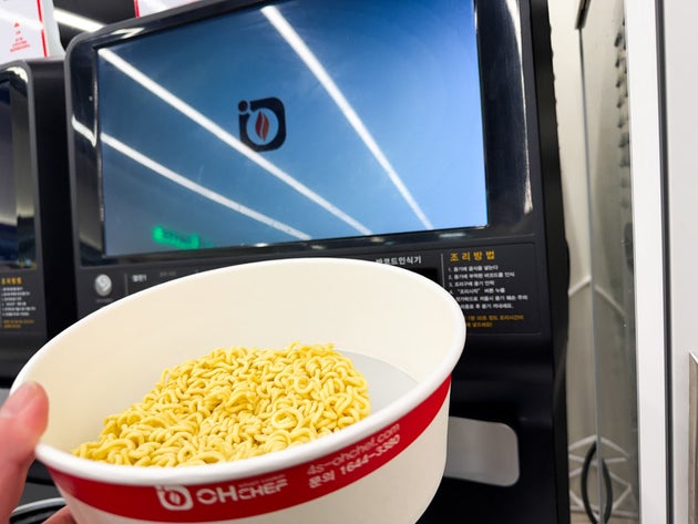 カップにあるバーコードをスキャナーで読み取る