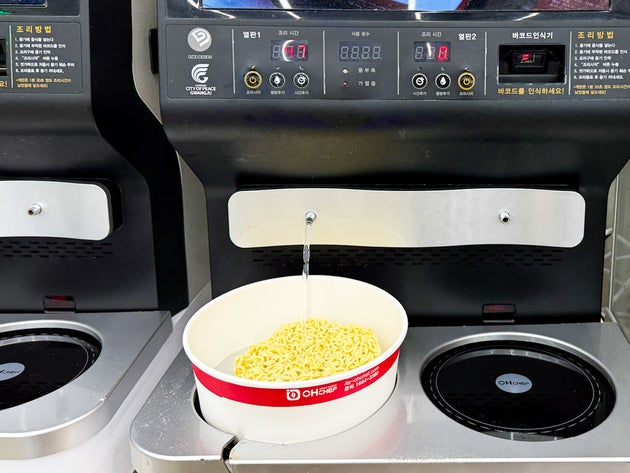 カップを機械にセットし、「조리시작（調理開始）」ボタンを押すとお湯が注がれる