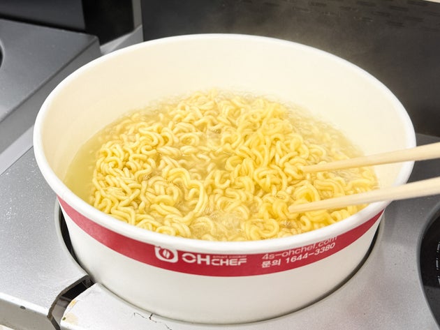 あとは出来上がりまで待つだけ。途中で麺をほぐして混ぜると美味しく仕上がります