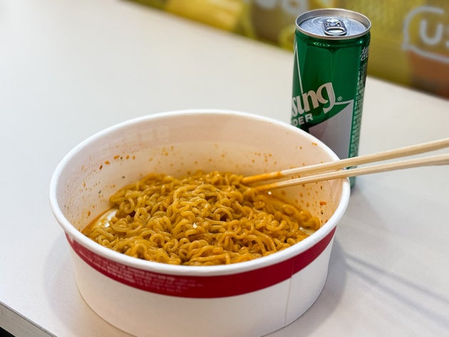 スープや調味料、トッピングなどを加えて完成！