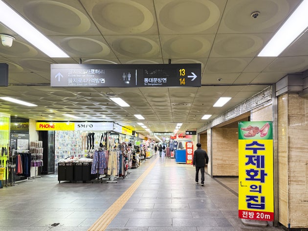 「ハラボジクレープ」は地下鉄「東大門歴史文化公園駅」の13番出口を出てすぐにあります