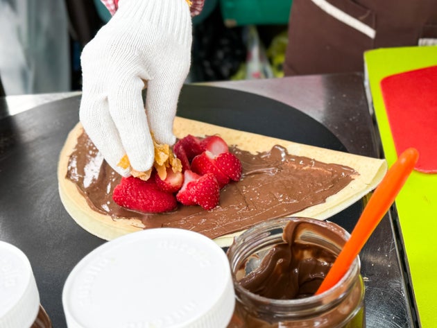 クレープにフローズンのイチゴとコーンフレークをトッピング