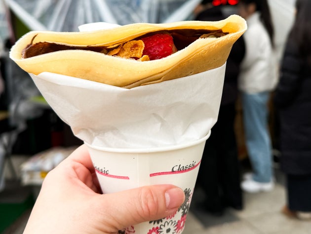 手に持った「イチゴクレープ」
