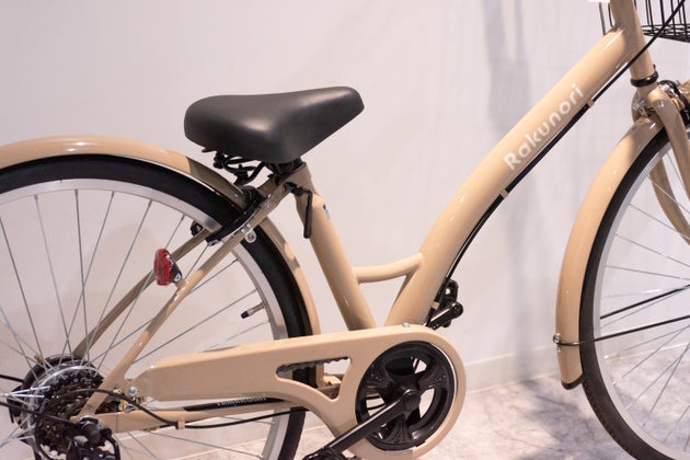 サドル下のフレームサイズを一般的なものから約70㎜短い350㎜にしたことで、サドルの位置をギリギリまで低く設定できる