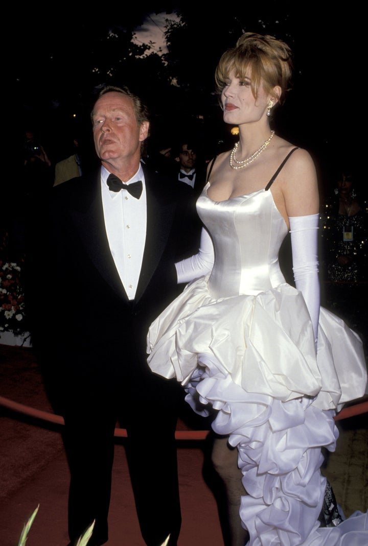 Geena Davis Says These Who Hated Her Poofy 1992 Oscars Costume Can ‘F**K’ Off - The Boston Courier 1 Director Ridley Scott poses with Davis during the 64th Annual Academy Awards.