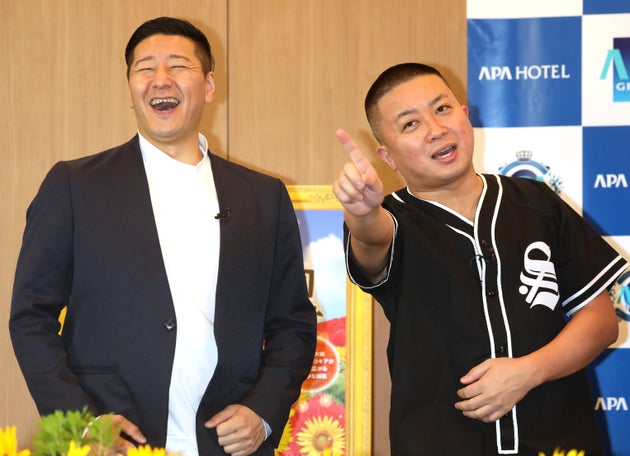 チョコレートプラネットの松尾駿さん（右）と長田庄平さん（左）