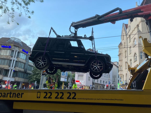 02 Μαΐου 2025, Βάδη-Βυρτεμβέργη, Στουτγάρδη: Ένα όχημα εκτός δρόμου ανυψώνεται σε ρυμουλκό. Σύμφωνα με την αστυνομία, ένα αυτοκίνητο έπεσε πάνω σε μια ομάδα ανθρώπων στο κέντρο της Στουτγάρδης. Τρεις άνθρωποι έχουν τραυματιστεί μέχρι στιγμής. Ο οδηγός συνελήφθη, δήλωσε εκπρόσωπος της αστυνομίας. Φωτ: Marco Krefting/dpa (Photo by Marco Krefting/picture alliance via Getty Images)