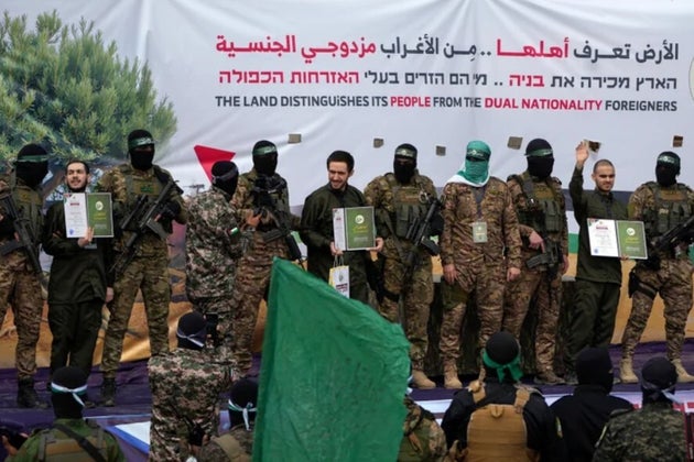 Οι Ισραηλινοί όμηροι, από αριστερά προς τα δεξιά, οι Eliya Cohen, Omer Shem και Omer Wenkert πριν παραδοθούν στον Ερυθρό Σταυρό στο Nuseirat, στην κεντρική Λωρίδα της Γάζας, Σάββατο 22 Φεβρουαρίου 2025.