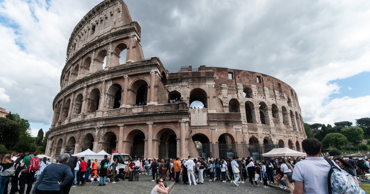 American Tourist's Colosseum Railing Climb Goes Horrifically Wrong