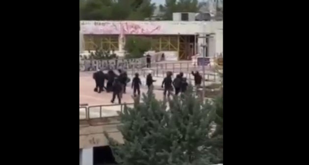 Στιγμιότυπο από την αιματηρή σύρραξη.